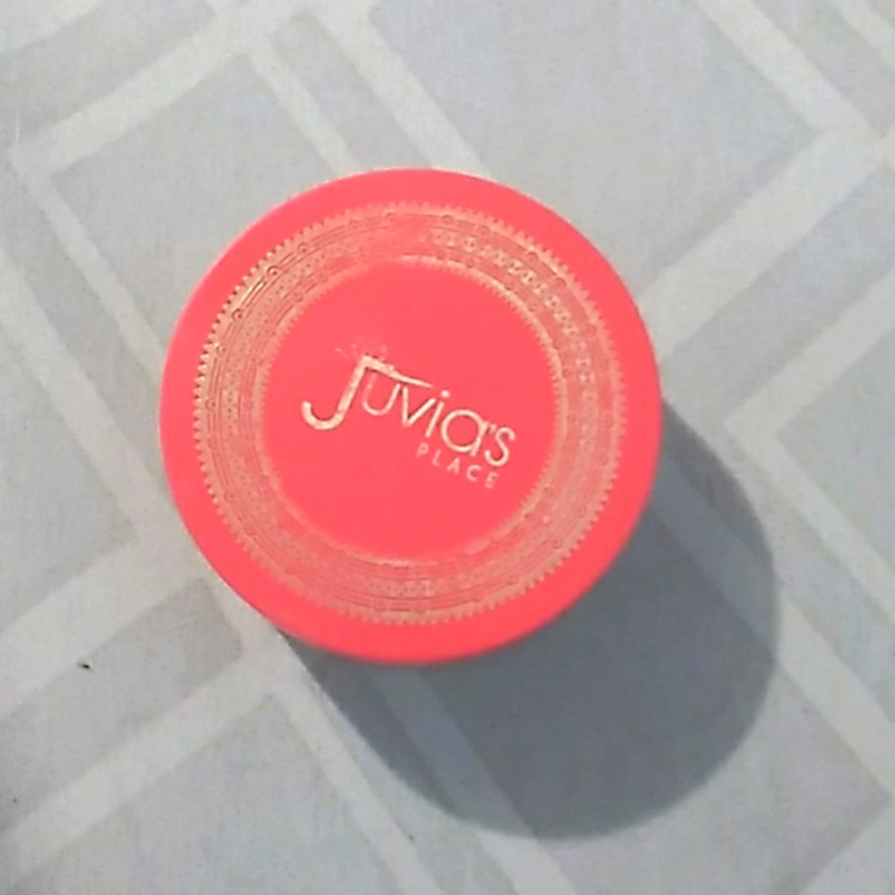 Juvias place setting powder